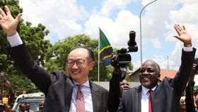 Tanzanský prezident John Magufuli s prezidentem Světové banky Jim Yong Kimem.