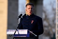 Výřečný právník, otec v domácnosti a bývalý Orbánův spojenec. Kdo je favorit maďarských voleb Magyar?