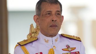 Thajský král zbavil svou konkubínu titulu a hodnosti, v minulosti jmenoval svého pudla maršálem letectva