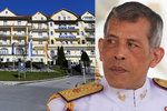 Thajský král Mahá Vatčirálongkón se izoloval v luxusním alpském hotelu a přizval si i 20 milenek ze svého harému