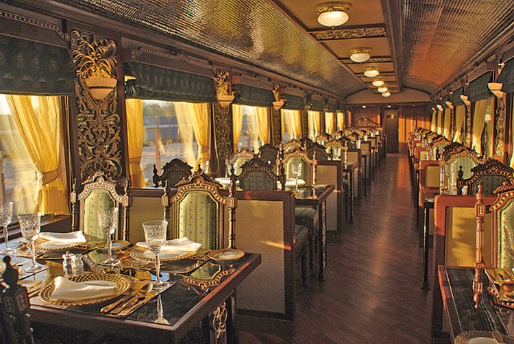 Luxusní vlak Maharajas‘ Express jezdí hlavně mezi dvěma metropolemi Bombaj a Dillí
