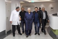 Těžkého kuřáka Abbáse postihla plicní infekce. Vůdce Palestinců pustili z nemocnice