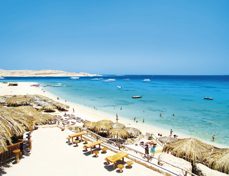 Pláž na výletním ostrově Mahmya v Egyptě.