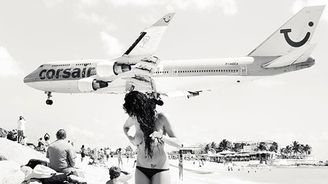 Dotkněte se letadla: Opalující se polonahé krásky na nejhlučnější pláži světa