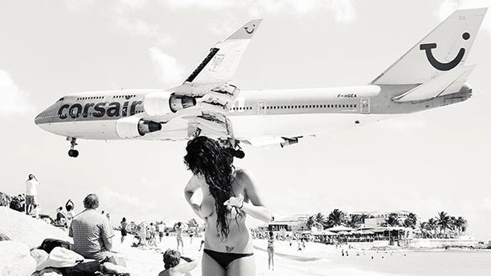 Na Maho beach si během koupání v moři téměř můžete sáhnout na přistávající a startující letadla.