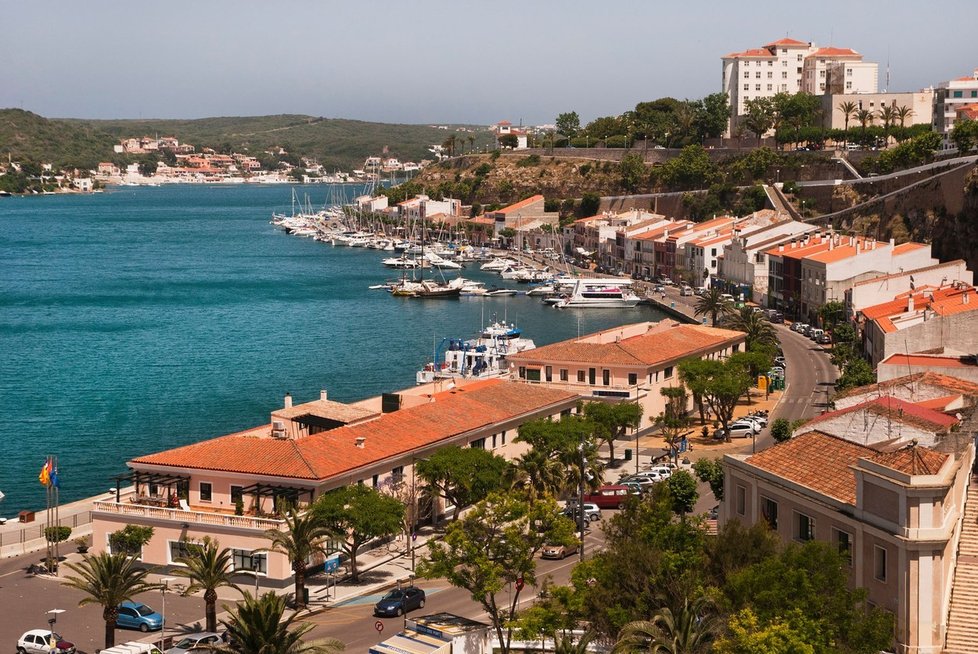 Hlavní město Menorky Mahon v sobě snoubí vlivy středomoří s britskou koloniální architekturou