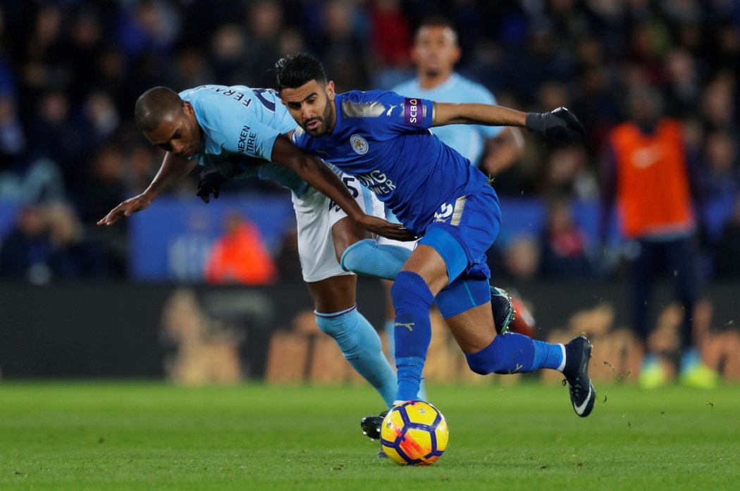 Mahrez v souboji s Fernadinhem