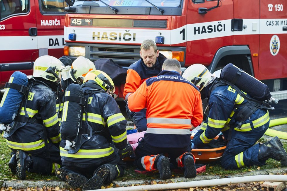 Během natáčení museli pomáhat pyrotechnici i skutečné záchranné složky.