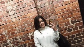 Britka Maisie Cromptonová (19) se během lockdownu nudila a tak začala vyšívat. Nyní vydělává víc jak 350 tisíc za den!