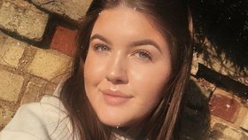 Britka Maisie Cromptonová (19) se během lockdownu nudila a tak začala vyšívat. Nyní vydělává víc jak 350 tisíc za den!