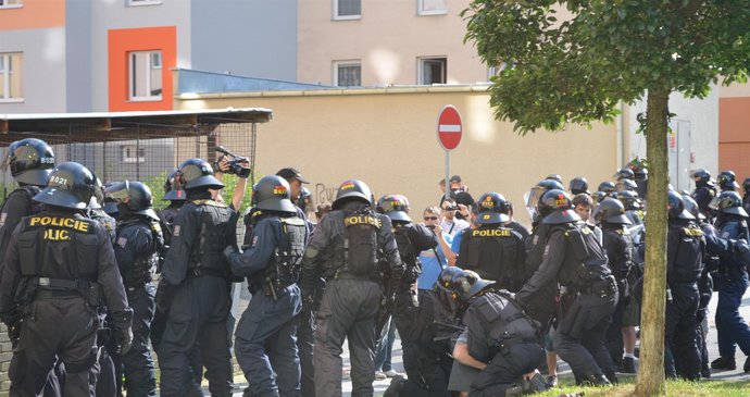 Ze strany policie už zaznělo několik výzev, aby se lidi rozešli.