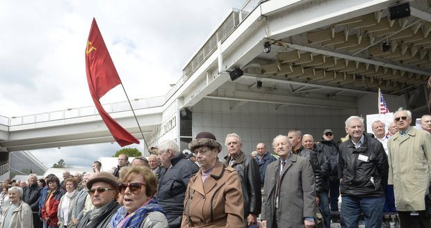 2015, 1. máj, Křižíkova fontána – Na praporu se bezostyšně skví srp s kladivem.