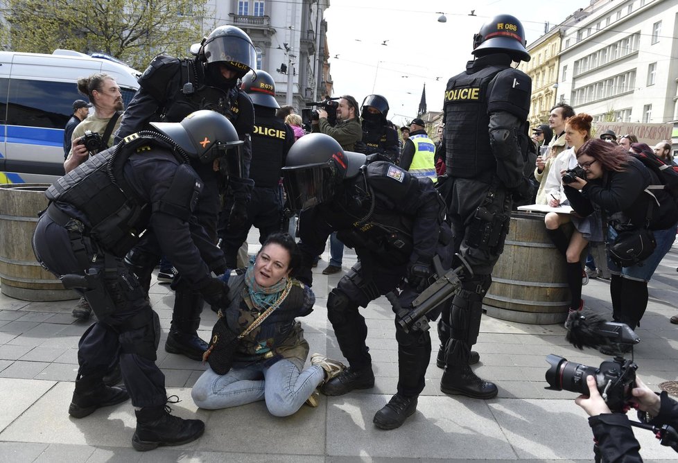 Brno – Těžkooděnci museli zasáhnout. Zadrženo bylo šest protestujících.