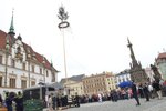 Vedle barokní dominanty - sloupu nejsvětšjší trojice - zdobí nyní olomoucké náměstí i tradiční dvacetimetrová májka