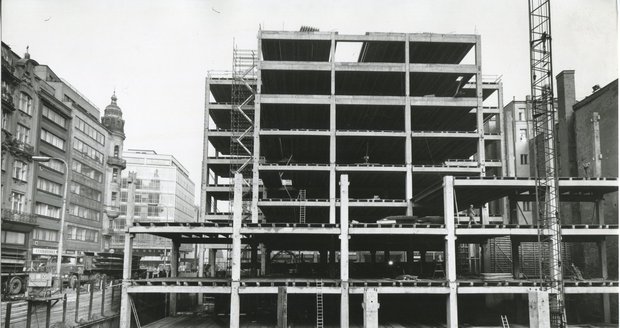 1973: stavba úspěšně pokračovala