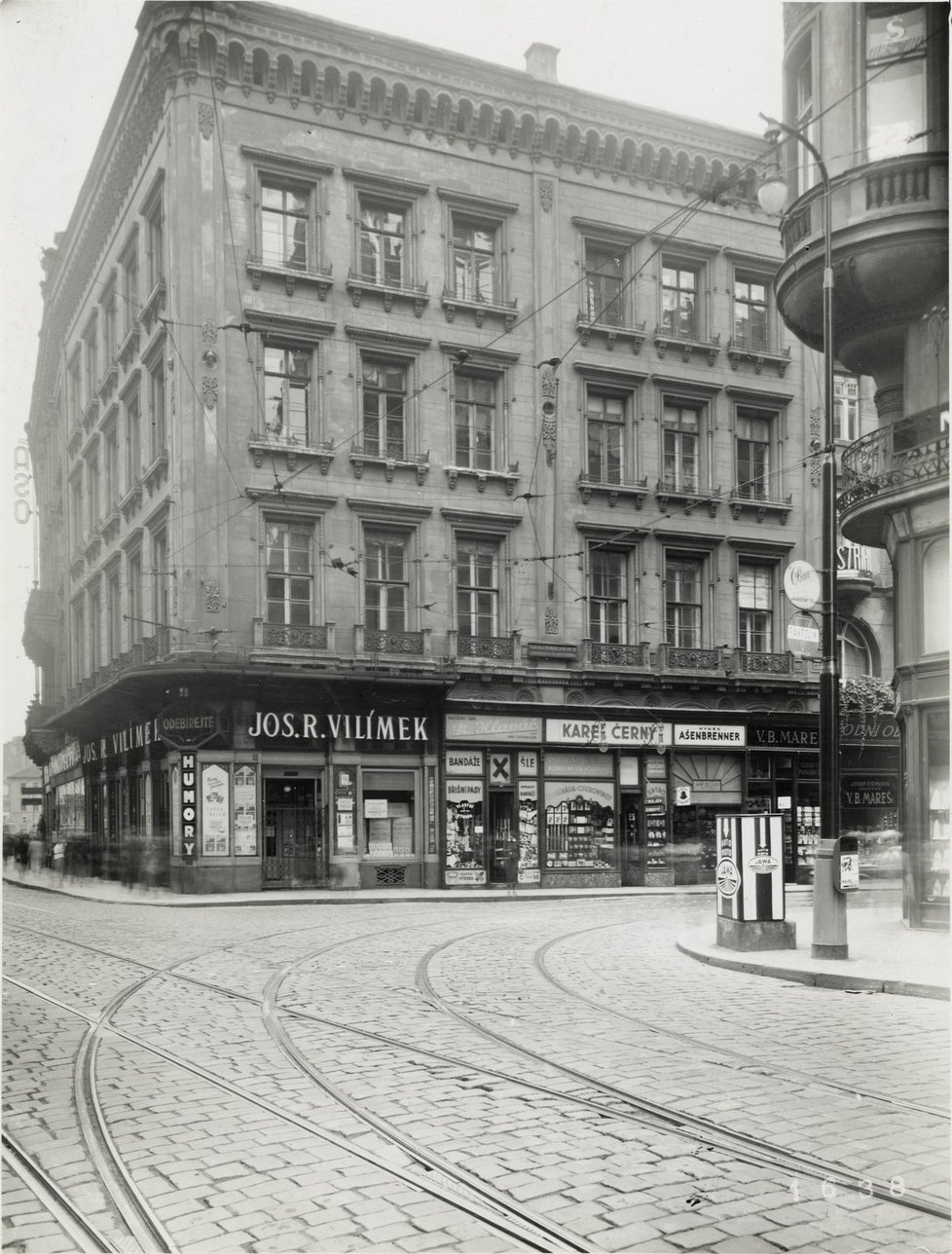 První republika a po válce: Do roku 1938 stál na místě obchodního domu Šlikovský palác. V něm se nacházelo například Vilímkovo knihkupectví. Dalších 30 let tu byl dřevěný pavilon.