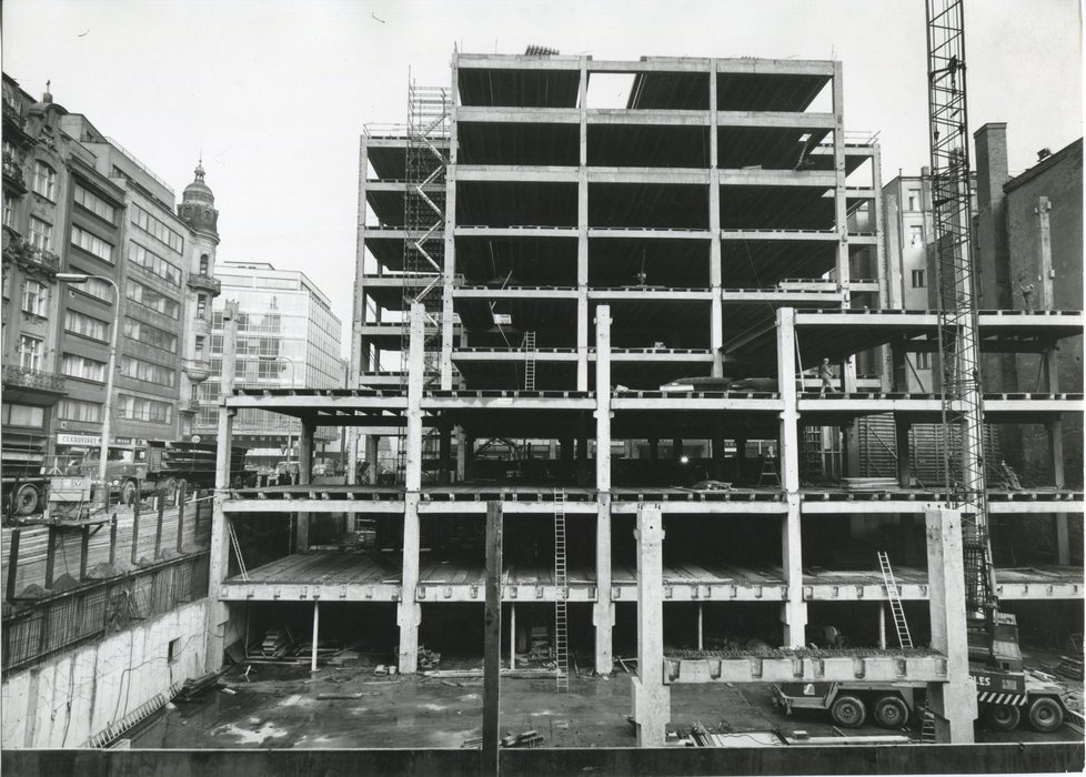 1973: stavba úspěšně pokračovala.