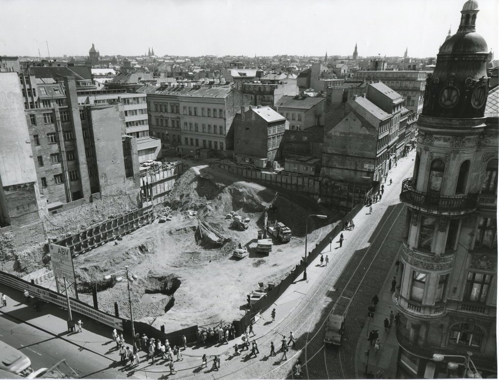 Stavět se začalo v červnu roku 1973.