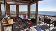Dům se čtyřmi ložnicemi a čtyřmi koupelnami v kalifornském Seal Beach nabízí nádherný 360stupňový výhled na Tichý oceán z vrcholu dřevěné konstrukce původně postavené v 19. století. V případě zájmu si musíte připravit 5 milionů dolarů.