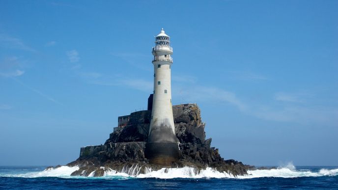 Fastnet Rock: Na nejjižnějším irském ostrově Fastnet se tyčí stejnojmenný maják. Tato 54 metrů vysoká žulová stavba je nejvyšším majákem v Irsku a do služby vstoupila v roce 1904 jako náhrada za původní ostrovní maják, který se ukázal jako příliš nestabilní a neschopný dlouhodobě odolávat prudkým atlantickým větrům a vlnám dosahujícím výšky až třiceti metrů.