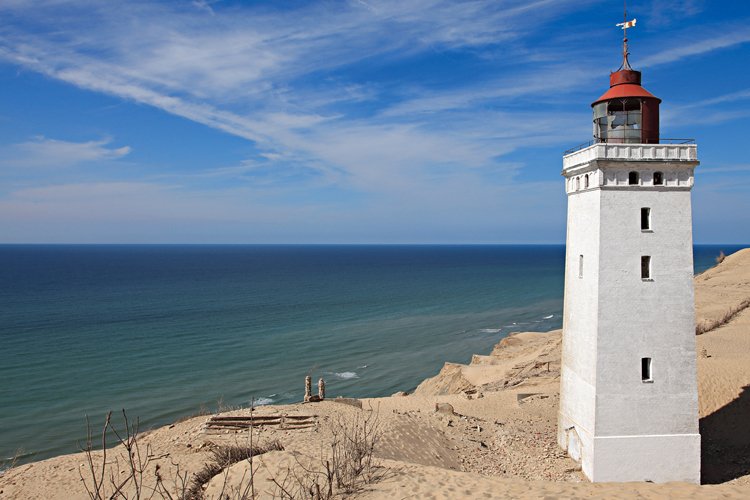 Takhle vypadal dánský maják Rubjerg Knude Fyr předtím, než byl přestěhován dále do vnitrozemí