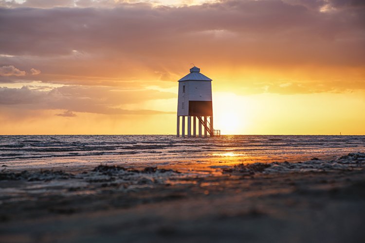 Maják Low Lighthouse v anglickém Burnham- on-Sea vede od roku 1832 rybářské lodě do blízkého přístavu