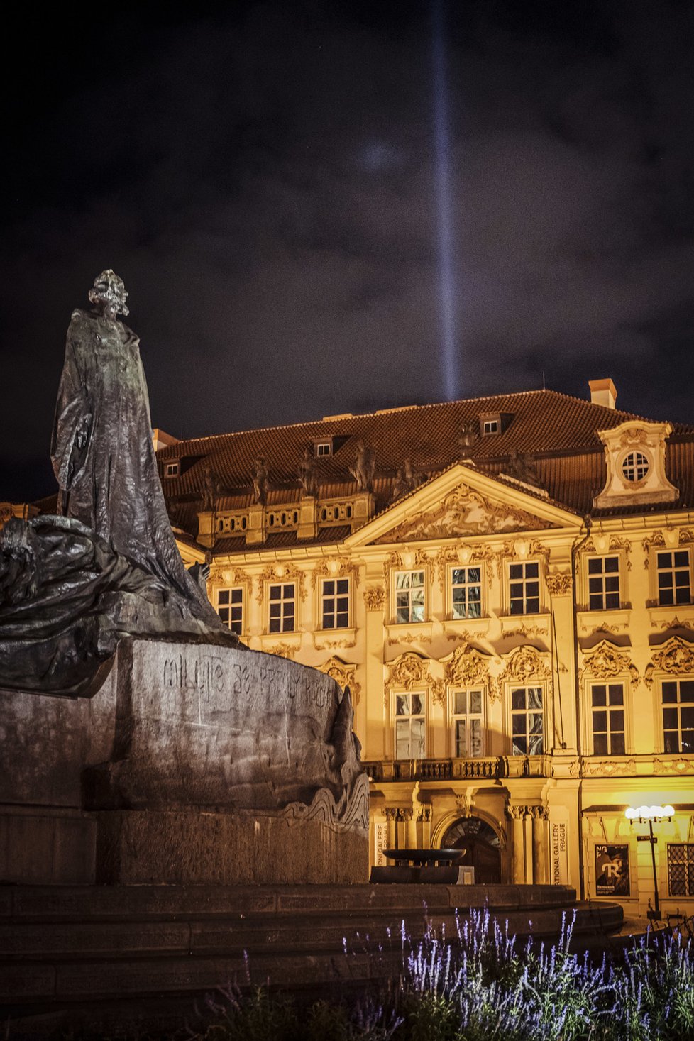 Po Praze se na střechách divadel a dalších kulturních institucí rozsvítily tzv. Majáky kultury v místech, kde by se běžně konala představení. Kvůli vládním opatřením jsou ale nyní divadla, kina, galerie nebo hudební kluby zavřené.