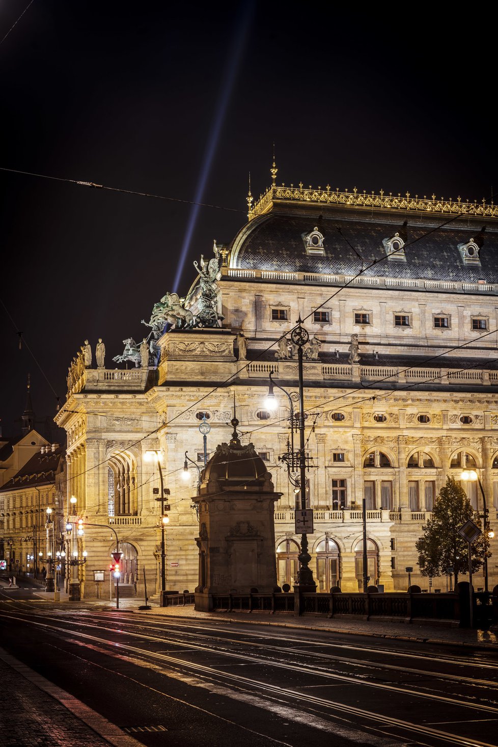 Po Praze se na střechách divadel a dalších kulturních institucí rozsvítily tzv. Majáky kultury v místech, kde by se běžně konala představení. Kvůli vládním opatřením jsou ale nyní divadla, kina, galerie nebo hudební kluby zavřené.