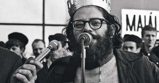 Kapitalistický beatnik králem československého majálesu. Před 95 lety se narodil Allen Ginsberg