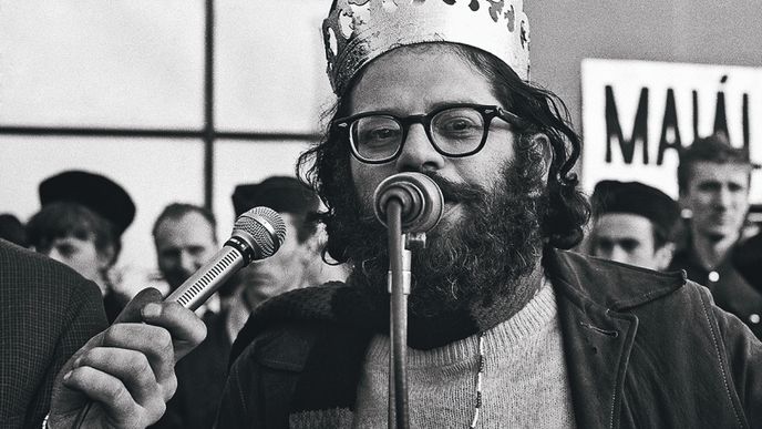 Ginsberg vede svojí trůní řeč, před prohlášením za krále majáles.