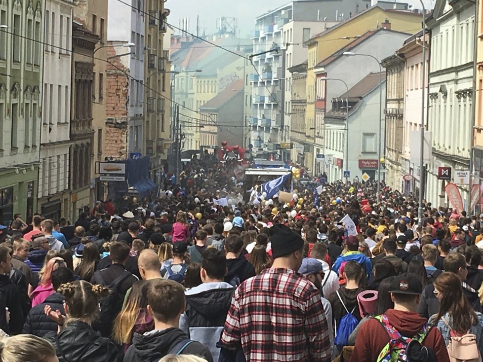 Pekařskou ulici málem ucpaly tisíce účastníků průvodu.