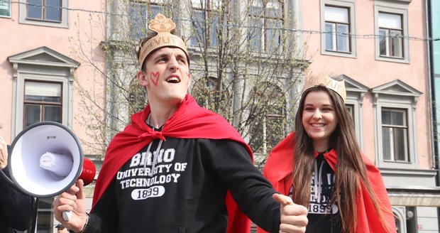 Čtyři královská veličenstva na jednom místě: V Brně začal stavbou májky Studentský měsíc 