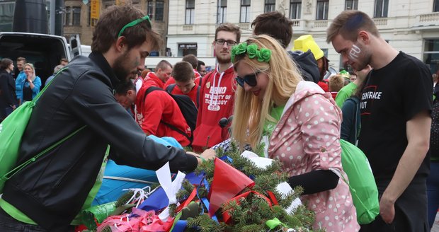 Studenti zdobí májku na náměstí Svobody v Brně.