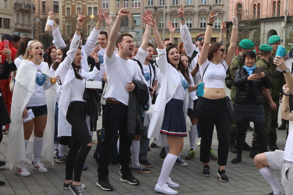 Renča (vlevo), královna Veterinární a farmaceutické univerzity se svou družinou.