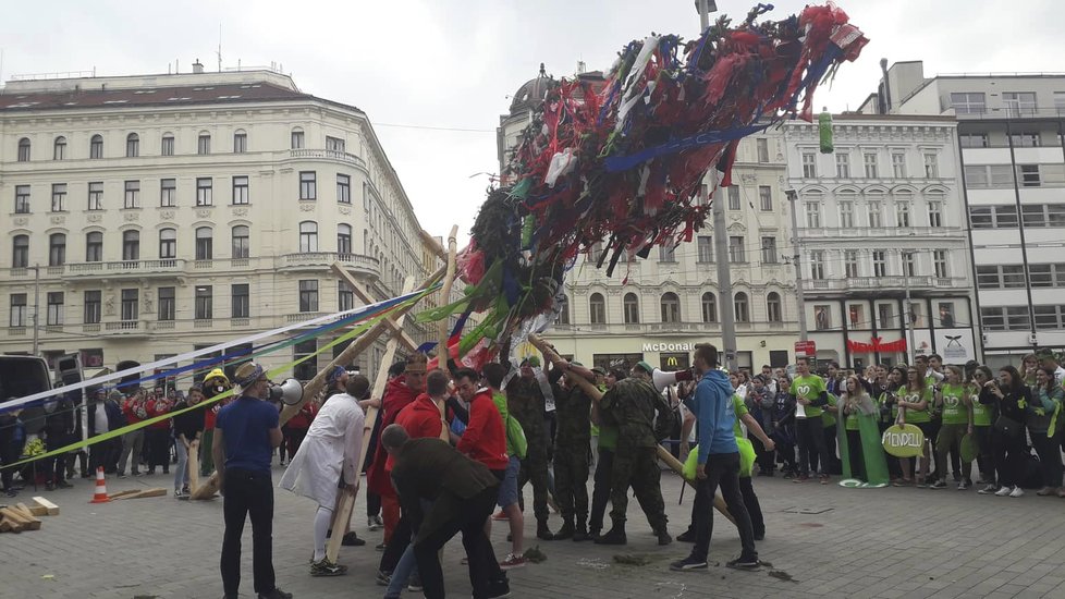 Stavbou májky na náměstí Svobody začal v Brně Studentský měsíc.