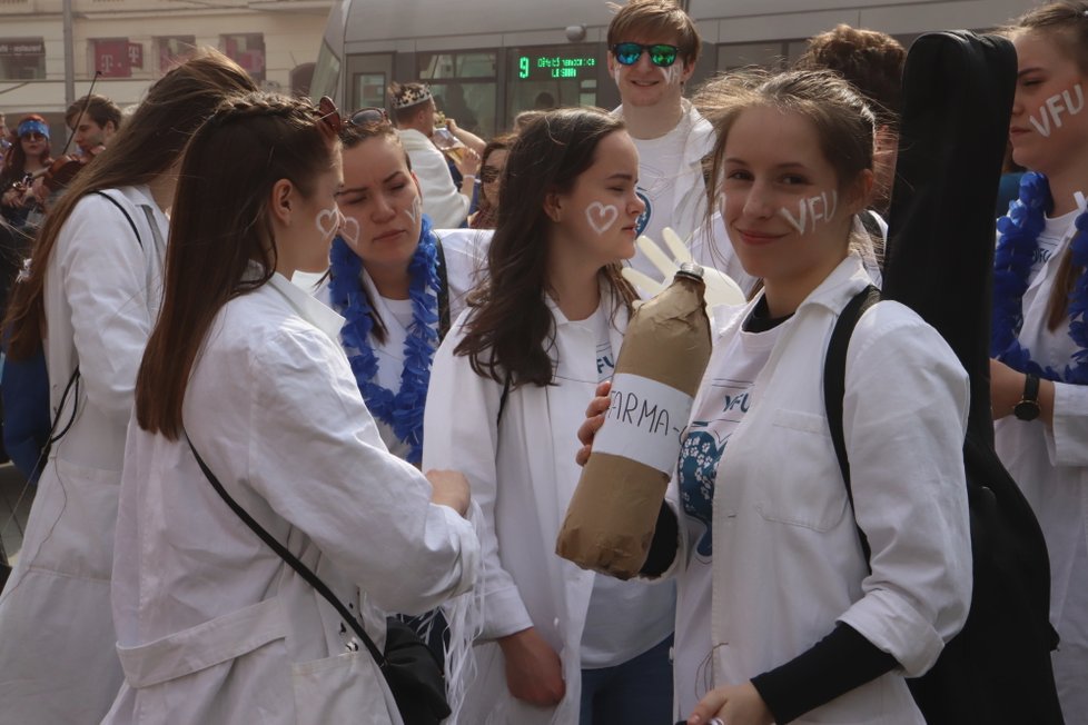 Studenti z Veterinární a farmaceutické univerzity přišli v bílých pláštích.