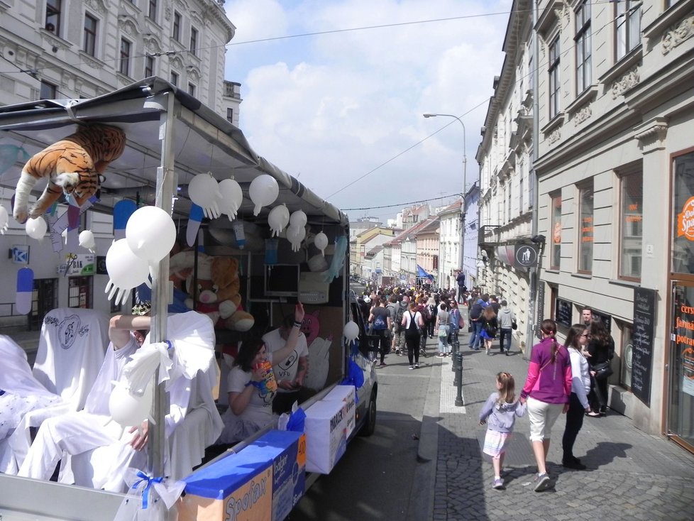 Brno je na nohou, studenti slaví svůj majáles! Průvod se valí Pekařskou ulicí k Výstavišti