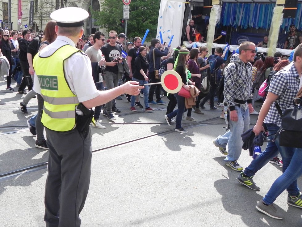 Brno je na nohou, studenti slaví svůj majáles! Policisté kvůli průvodu zastavili na trase dopravu