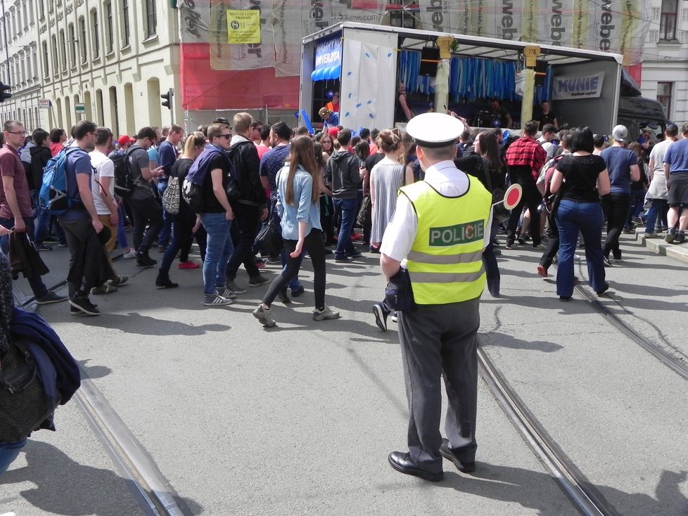 Brno je na nohou, studenti slaví svůj majáles! Policisté kvůli průvodu zastavili na trase dopravu