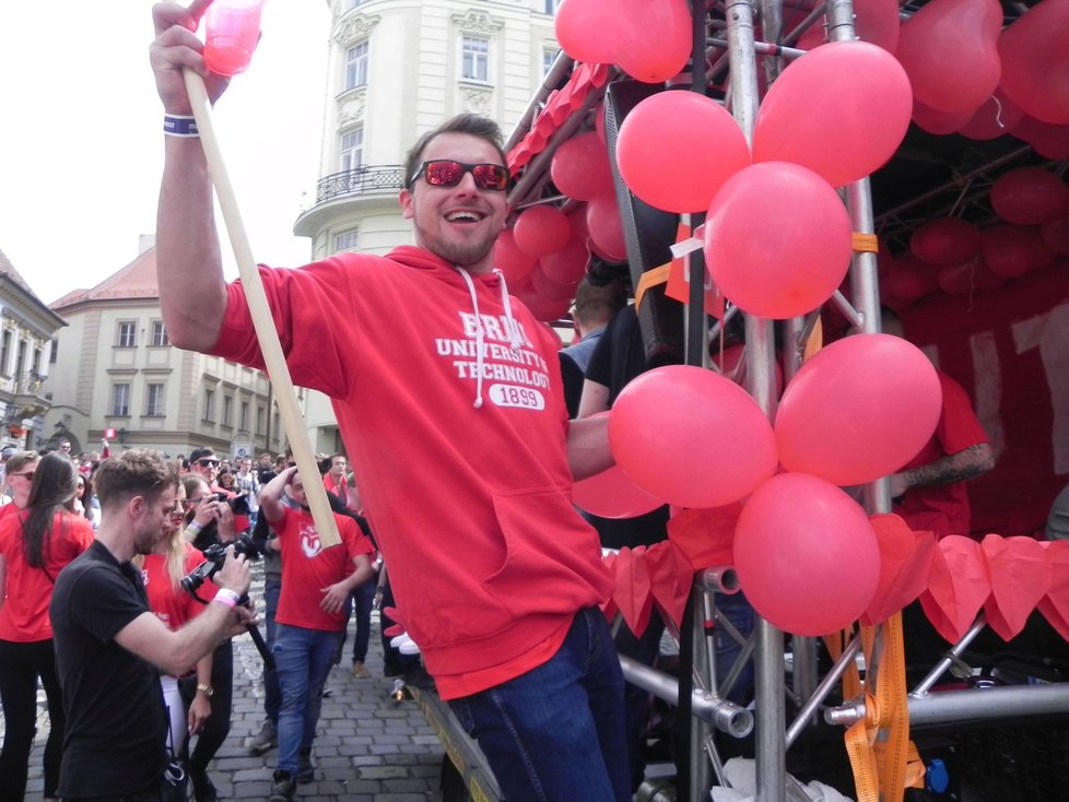 Brno je opět na nohou, takto studenti slavili v roce 2017 svůj majáles! Takto přijížděl alegorický vůz VUT