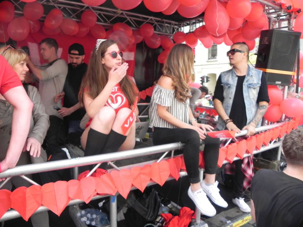 Brno je na nohou, studenti slaví svůj majáles! Hezké studentky opanovaly alegorický vůz VUT