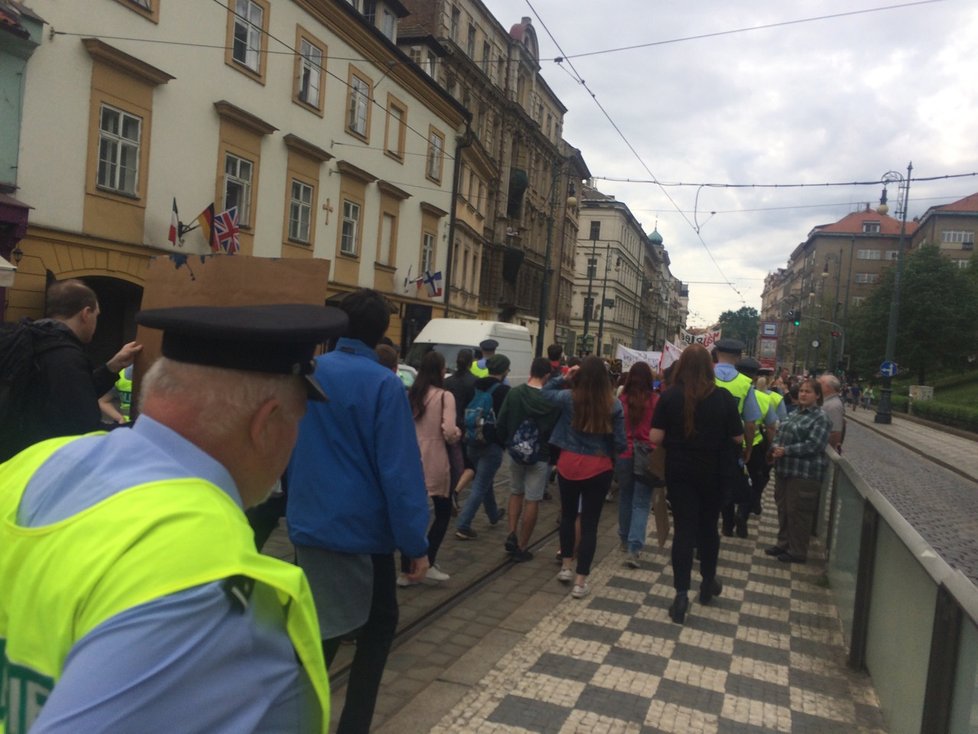 Studenti se sešli na Kampě a vyrazili průvodem až ke Karolinu.