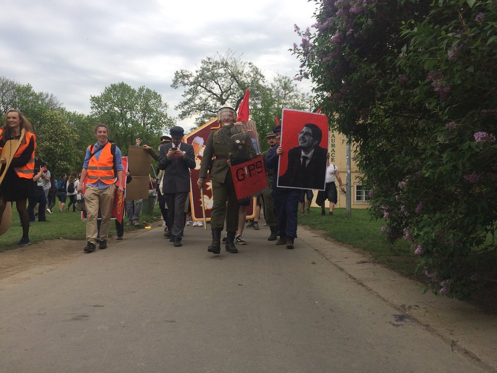 Studenti vyrazili z Kampy směrem ke Karolinu.