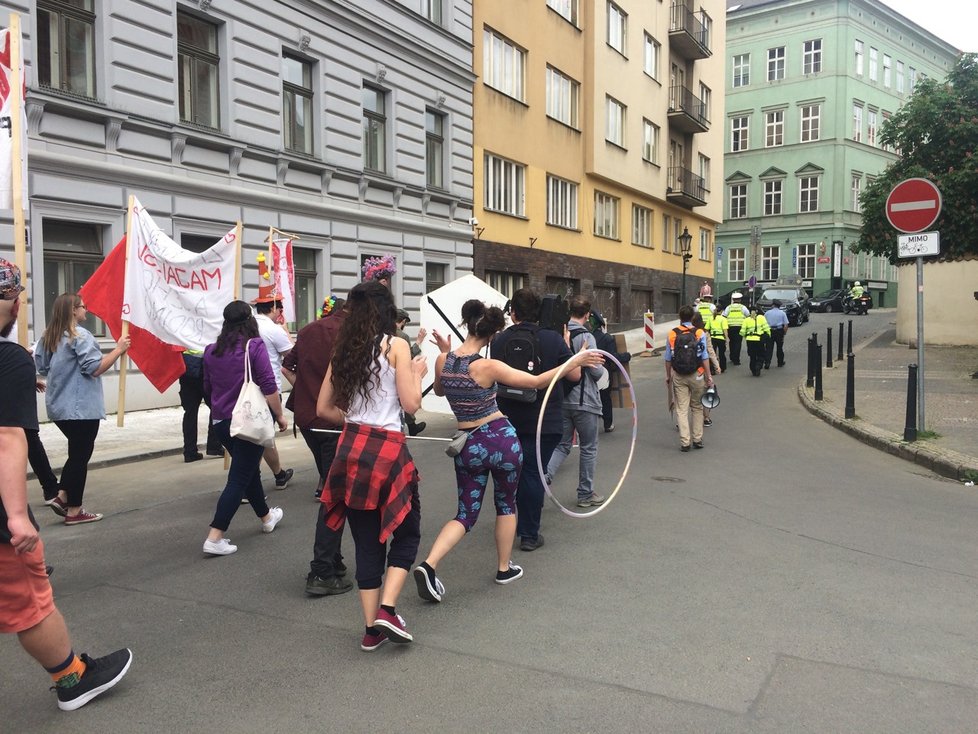 Studenti vyrazili z Kampy směrem ke Karolinu.