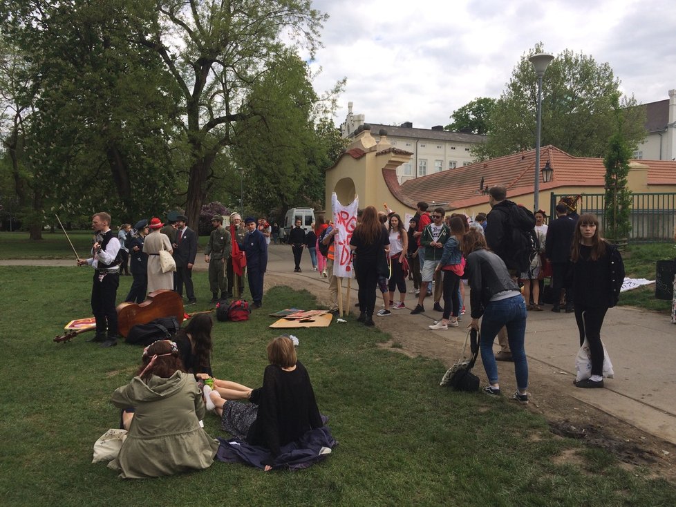 Studenti vyrazili z Kampy směrem ke Karolinu.