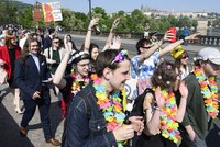 Studenti všude - Majáles bude! Studentský průvod rozveselil Prahu kostýmy i písněmi
