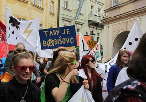 Studenti se v deset hodin sešli na Kampě, odkud vyšel alegorický průvod.