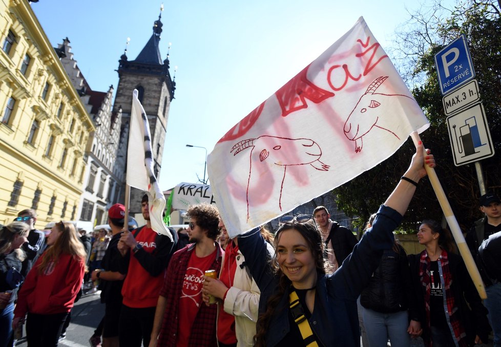 Po dvou letech se do pražských ulic vrátil studentský Majáles.