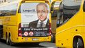 Majitel společnosti Student Agency Radim Jančura nechal na desítky autobusů RegioJet vylepit čísla mobilů ministra vnitra a premiéra.