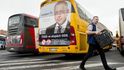 Majitel Student Agency Radim Jančura nechal na autobusy RegioJet vylepit čísla mobilů ministra vnitra a premiéra